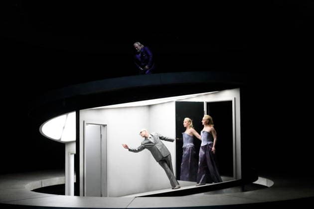 Olafur Sigurdarson (oben als Simone Trovai) sowie Mihails Culpajevs (als Alfonso) und Laura Wilde (als Violanta) während der Fotoprobe für Violanta in der Deutschen Oper in Berlin, 22. Januar 2026. Oper in einem Akt von Erich Wolfgang Korngold. Musikalische Leitung Donald Runnicles. Inszenierung David Hermann. Bühne Jo Schramm. Kostüme Sybille Wallum. Premiere ist am 25. Januar 2026. Deutsche Oper Berlin Violanta