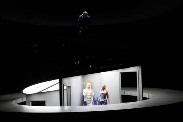 Olafur Sigurdarson (als Simone Trovai) und Laura Wilde (als Violanta) sowie Ensemble während der Fotoprobe für Violanta in der Deutschen Oper in Berlin, 22. Januar 2026. Oper in einem Akt von Erich Wolfgang Korngold. Musikalische Leitung Donald Runnicles. Inszenierung David Hermann. Bühne Jo Schramm. Kostüme Sybille Wallum. Premiere ist am 25. Januar 2026. Deutsche Oper Berlin Violanta