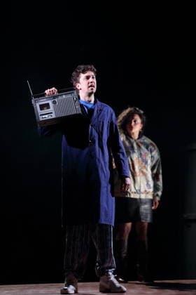 Marc Benner (als Andrej u.a.) und Via Jikeli (als Janka u.a.) während der Fotoprobe für Zukunftsmusik im Maxim Gorki Theater in Berlin, 22. Januar 2026. Von Katerina Poladjan. Regie Nurkan Erpulat. Bühne Magda Willi. Kostüme Miriam Marto. Premiere ist am 24. Januar 2026. Maxim Gorki Theater Berlin Zukunftsmusik