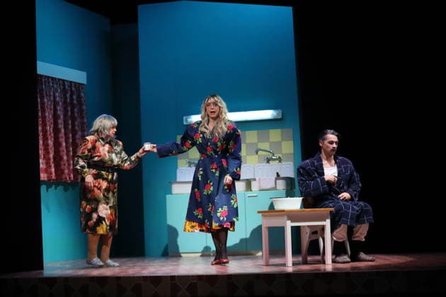 Ursula Werner (als Warwara Michailowna), Cigdem Teke (als Maria Nikolajewna) und Doga Gürer (als Matwej Alexandrowitsch u.a.), v.l., während der Fotoprobe für Zukunftsmusik im Maxim Gorki Theater in Berlin, 22. Januar 2026. Von Katerina Poladjan. Regie Nurkan Erpulat. Bühne Magda Willi. Kostüme Miriam Marto. Premiere ist am 24. Januar 2026. Maxim Gorki Theater Berlin Zukunftsmusik