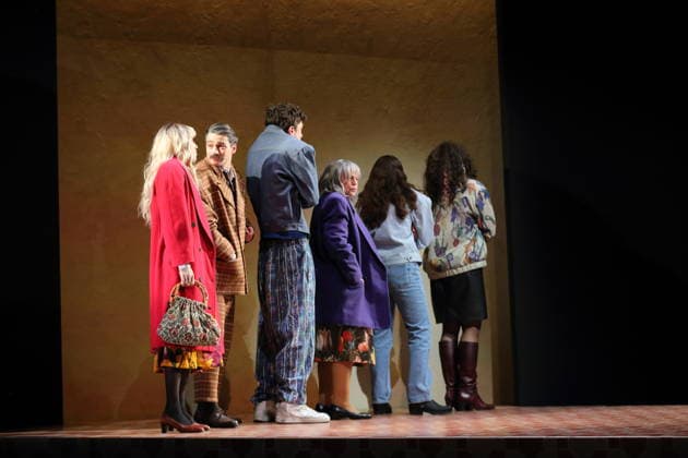 Cigdem Teke (als Maria Nikolajewna), Doga Gürer (als Matwej Alexandrowitsch u.a.), Marc Benner (als Andrej u.a.), Ursula Werner (als Warwara Michailowna), Aysima Ergün (als Kroschka u.a.) und Via Jikeli (als Janka u.a.), v.l., während der Fotoprobe für Zukunftsmusik im Maxim Gorki Theater in Berlin, 22. Januar 2026. Von Katerina Poladjan. Regie Nurkan Erpulat. Bühne Magda Willi. Kostüme Miriam Marto. Premiere ist am 24. Januar 2026. Maxim Gorki Theater Berlin Zukunftsmusik