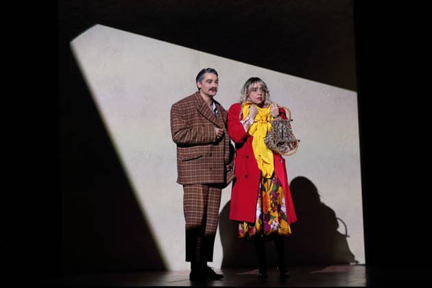 Doga Gürer (als Matwej Alexandrowitsch u.a.) und Cigdem Teke (als Maria Nikolajewna) während der Fotoprobe für Zukunftsmusik im Maxim Gorki Theater in Berlin, 22. Januar 2026. Von Katerina Poladjan. Regie Nurkan Erpulat. Bühne Magda Willi. Kostüme Miriam Marto. Premiere ist am 24. Januar 2026. Maxim Gorki Theater Berlin Zukunftsmusik