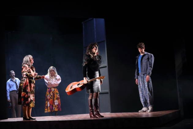 Doga Gürer (als Matwej Alexandrowitsch u.a.), Ursula Werner (als Warwara Michailowna), Cigdem Teke (als Maria Nikolajewna), Via Jikeli (als Janka u.a.) und Marc Benner (als Andrej u.a.), v.l., während der Fotoprobe für Zukunftsmusik im Maxim Gorki Theater in Berlin, 22. Januar 2026. Von Katerina Poladjan. Regie Nurkan Erpulat. Bühne Magda Willi. Kostüme Miriam Marto. Premiere ist am 24. Januar 2026. Maxim Gorki Theater Berlin Zukunftsmusik