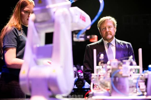 HEERLEN - King Willem-Alexander speaks with students at VISTA College. During his visit, the King learned about Medlands Parkstad, an alliance between businesses, government, and education to strengthen the medical technology sector. ROB ENGELAAR ANP netherlands out - belgium out  Copyright: xx x548325470x originalFilename: 548325470.jpg