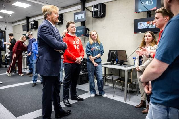 HEERLEN - King Willem-Alexander speaks with students at VISTA College. During his visit, the King learned about Medlands Parkstad, an alliance between businesses, government, and education to strengthen the medical technology sector. ROB ENGELAAR ANP netherlands out - belgium out  Copyright: xx x548325552x originalFilename: 548325552.jpg