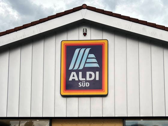 abb: Das Blau Weisse Logo von Discounter Aldi Sued am Eingangsbereich einer Filiale in Garmisch Partenkirchen - Juni 2026 - Der Discounter Aldi Süd Sued plant in seiner Deutschlandzentrale in den kommenden Jahren den Abbau zahlreicher Stellen.Eine konkrete Zahl wurde auf Nachfrage nicht genannt. Betroffen sind dem Vernehmen nach bis zu 500 Arbeitsplaetze in den Bereichen Buchhaltung, Personal und Einkauf Bayern Deutschland *** abb The blue and white logo of discounter Aldi Sued at the entrance to a store in Garmisch Partenkirchen June 2026 The discounter Aldi Süd Sued is planning to cut numerous jobs at its German headquarters in the coming years A concrete number was not given when asked According to reports, up to 500 jobs in the areas