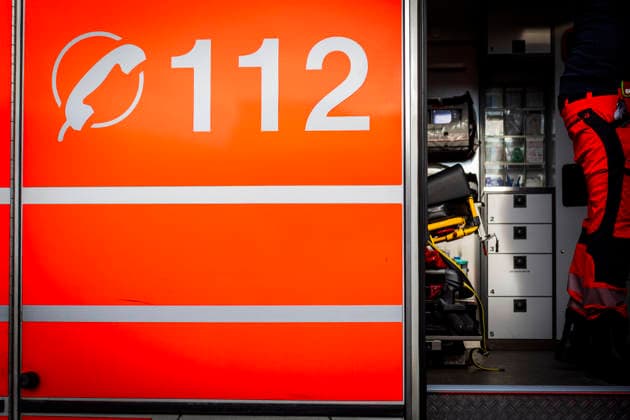 Symbolbild Rettungsdienst. Blick in einen Rettungswagen. Man sieht die Kopfstütze der Trage und ein paar Schränke und Schubladen. Außen ist das Fahrzeug mit der Telefonnummer 112 für den Notruf beklebt. Rettungsdienstliche Versorgung in Deutschland ist die professionelle präklinische medizinische Hilfe bei lebensbedrohlichen Notfällen (Unfälle, Herzinfarkt, Schlaganfall etc.) über die europaweite Notrufnummer 112, die qualifiziertes Personal (Notfallsanitäter, Notärzte) mit spezialisierten Fahrzeugen (Rettungswagen, Notarztwagen) zu Patienten bringt, um Erste Hilfe zu leisten, zu stabilisieren und in geeignete Krankenhäuser zu transportieren 23.01.2026 Rettungsdienst 112 Notruf *** Symbolic image of an ambulance Looking into an a
