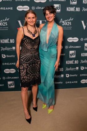 Vixen Awards 2025 Oslo, Norge 20260123. Yrja Oftedahl (t.v.) og Julie Valso ankommer pa rod loper for utdelingen av Vixen Awards 2025 pa Radisson Blu Plaza Hotel i Oslo fredag. Foto: Fredrik Varfjell NTB Oslo Norge dCVOaun4Bzk EDITORIAL USE ONLY Ref:_ENTdCVOaun4Bzk.jpg Copyright: xFredrikxVarfjellx xNTBx