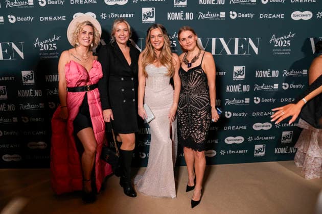 Vixen Awards 2025 Oslo, Norge 20260123. Monica Nyhus og Yrja Oftedahl (t.h.) ankommer pa rod loper for utdelingen av Vixen Awards 2025 pa Radisson Blu Plaza Hotel i Oslo fredag. Foto: Fredrik Varfjell NTB Oslo Norge CVeHl21ozYE EDITORIAL USE ONLY Ref:_ENTCVeHl21ozYE.jpg Copyright: xFredrikxVarfjellx xNTBx