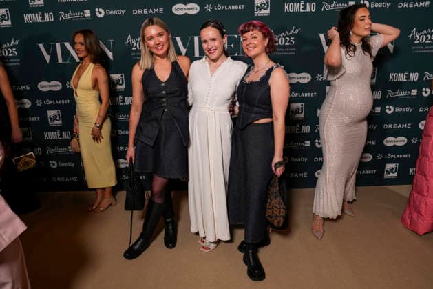 Vixen Awards 2025 Oslo, Norge 20260123. Faebrik-jentene Ingrid Bergtun, Mari NordÃ n og Ingrid Vik Lysne ankommer pa rod loper for utdelingen av Vixen Awards 2025 pa Radisson Blu Plaza Hotel i Oslo fredag. Foto: Fredrik Varfjell NTB Oslo Norge ciDQmlbu3XE EDITORIAL USE ONLY Ref:_ENTciDQmlbu3XE.jpg Copyright: xFredrikxVarfjellx xNTBx