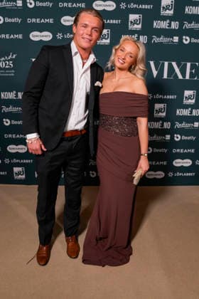 Vixen Awards 2025 Oslo, Norge 20260123. Alex Noddeland og Lea Steen ankommer pa rod loper for utdelingen av Vixen Awards 2025 pa Radisson Blu Plaza Hotel i Oslo fredag. Foto: Fredrik Varfjell NTB Oslo Norge PQRe_xYKP1E EDITORIAL USE ONLY Ref:_ENTPQRe_xYKP1E.jpg Copyright: xFredrikxVarfjellx xNTBx