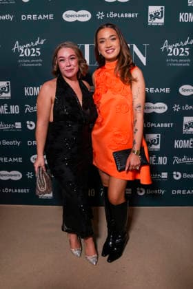 Vixen Awards 2025 Oslo, Norge 20260123. Sofie Ferrarese (t.h.) ankommer pa rod loper for utdelingen av Vixen Awards 2025 pa Radisson Blu Plaza Hotel i Oslo fredag. Foto: Fredrik Varfjell NTB Oslo Norge sh9vA4uI2l8 EDITORIAL USE ONLY Ref:_ENTsh9vA4uI2l8.jpg Copyright: xFredrikxVarfjellx xNTBx