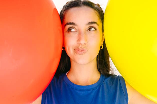 Playful portrait with red and yellow balloons and blue shirt model released, Symbolfoto, JCZF01668