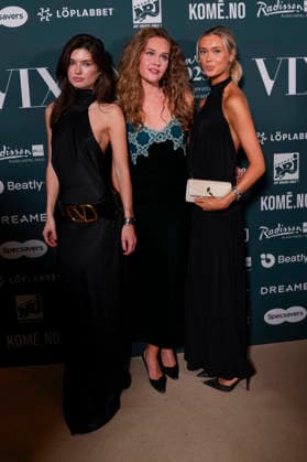 Vixen Awards 2025 Oslo, Norge 20260123. Adina Schjolden-Pedersen (t.v.) ankommer pa rod loper for utdelingen av Vixen Awards 2025 pa Radisson Blu Plaza Hotel i Oslo fredag. Foto: Fredrik Varfjell NTB Oslo Norge LV2CpRfkVgc EDITORIAL USE ONLY Ref:_ENTLV2CpRfkVgc.jpg Copyright: xFredrikxVarfjellx xNTBx