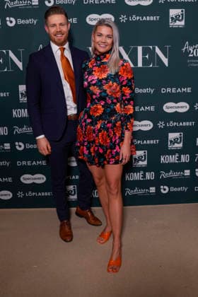 Vixen Awards 2025 Oslo, Norge 20260123. Maria Abrahamsen (t.h.) ankommer pa rod loper for utdelingen av Vixen Awards 2025 pa Radisson Blu Plaza Hotel i Oslo fredag. Foto: Fredrik Varfjell NTB Oslo Norge lPd_qvlHBwo EDITORIAL USE ONLY Ref:_ENTlPd_qvlHBwo.jpg Copyright: xFredrikxVarfjellx xNTBx
