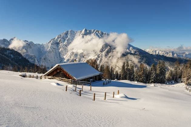 Tief verschneite Priesbergalm, hinten Watzmann mit Wolken, Berchtesgadener Alpen, Nationalpark Berchtesgaden, Schönau am Königssee, Berchtesgadener Land, Oberbayern, Bayern, Deutschland Deep snow-covered Priesbergalm, Watzmann with clouds behind, Berchtesgaden Alps, Berchtesgaden National Park, Schönau am Königssee, Berchtesgadener Land, Upper Bavaria, Bavaria, Germany Copyright: imageBROKER HerbertxBerger ibxheb16355138.jpg