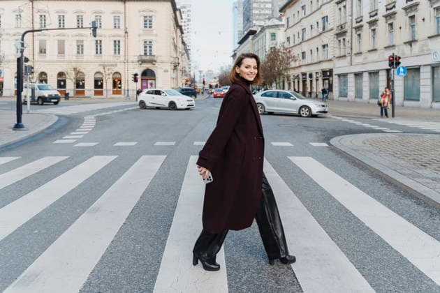 Smiling woman with smartphone walking on zebra crossing in city model released, Symbolfoto, NDEF03167