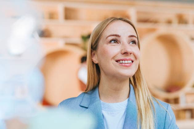 Confident businesswoman smiling in a modern coworking office model released, Symbolfoto property released, YTF04460