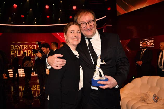 Rainer Bock mit Begleitung 47. Bayerischer Filmpreis Preis, Auszeichnung Party Prinzregententheater München 23. Januar 2026