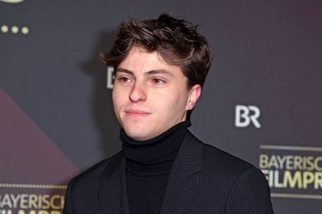 Simon Lucas bei der Ankunft zur VERLEIHUNG DES BAYERISCHEN FILMPREISES 2025 im Prinzregententheater in München am 23.01.2026