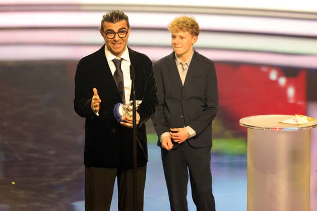 Bayerischer Filmpreis 2025 Regisseur Fatih Akin und Amrum-Hauptdarsteller Jasper Billerbeck bei der Dankesrede für ihren Gewinn in der Kategorie Bester Film. Verleihung des 47. Bayerischen Filmpreises am 23.01.2026 im Prinzregententheater in München. Bayern, Deutschland. Der Bayerische Filmpreis wird seit 1979 von der Bayerischen Staatsregierung verliehen, um die Bedeutung des Kinofilms als Kulturgut herauszustellen.