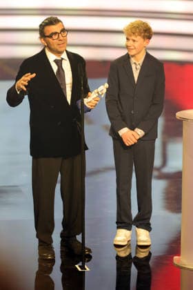 Bayerischer Filmpreis 2025 Regisseur Fatih Akin und Amrum-Hauptdarsteller Jasper Billerbeck bei der Dankesrede für ihren Gewinn in der Kategorie Bester Film. Verleihung des 47. Bayerischen Filmpreises am 23.01.2026 im Prinzregententheater in München. Bayern, Deutschland. Der Bayerische Filmpreis wird seit 1979 von der Bayerischen Staatsregierung verliehen, um die Bedeutung des Kinofilms als Kulturgut herauszustellen.