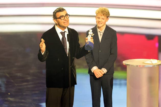 Bayerischer Filmpreis 2025 Regisseur Fatih Akin und Amrum-Hauptdarsteller Jasper Billerbeck bei der Dankesrede für ihren Gewinn in der Kategorie Bester Film. Verleihung des 47. Bayerischen Filmpreises am 23.01.2026 im Prinzregententheater in München. Bayern, Deutschland. Der Bayerische Filmpreis wird seit 1979 von der Bayerischen Staatsregierung verliehen, um die Bedeutung des Kinofilms als Kulturgut herauszustellen.
