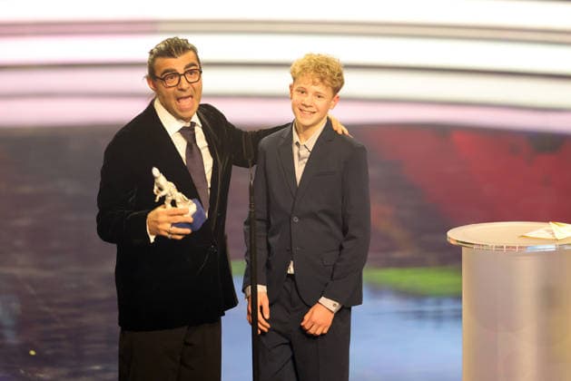 Bayerischer Filmpreis 2025 Regisseur Fatih Akin und Amrum-Hauptdarsteller Jasper Billerbeck bei der Dankesrede für ihren Gewinn in der Kategorie Bester Film. Verleihung des 47. Bayerischen Filmpreises am 23.01.2026 im Prinzregententheater in München. Bayern, Deutschland. Der Bayerische Filmpreis wird seit 1979 von der Bayerischen Staatsregierung verliehen, um die Bedeutung des Kinofilms als Kulturgut herauszustellen.