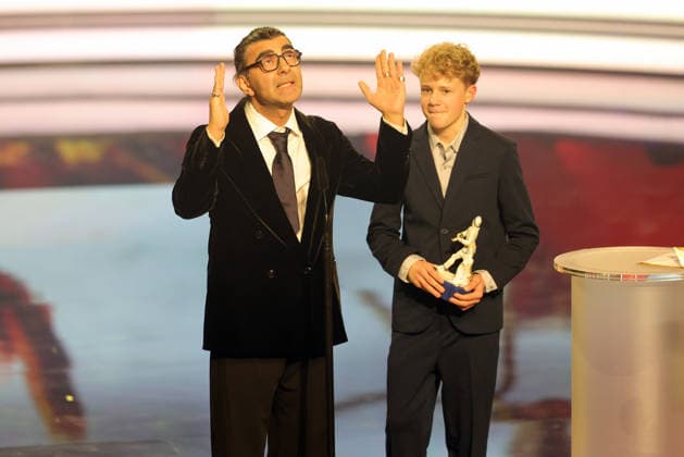 Bayerischer Filmpreis 2025 Regisseur Fatih Akin und Amrum-Hauptdarsteller Jasper Billerbeck bei der Dankesrede für ihren Gewinn in der Kategorie Bester Film. Verleihung des 47. Bayerischen Filmpreises am 23.01.2026 im Prinzregententheater in München. Bayern, Deutschland. Der Bayerische Filmpreis wird seit 1979 von der Bayerischen Staatsregierung verliehen, um die Bedeutung des Kinofilms als Kulturgut herauszustellen.