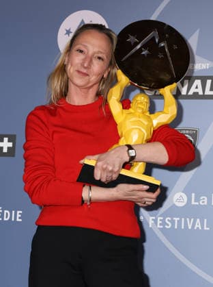 29eme Festival International du Film de Comedie de lAlpe dHuez 2026 International Alpe d Huez Comedy Film Festival Audrey Lamy with the Isere department trophy 452458 2026 01 23 Alpe dHuez France  Copyright: xIsabellexVautierx xStarfacex STAR_452458_038