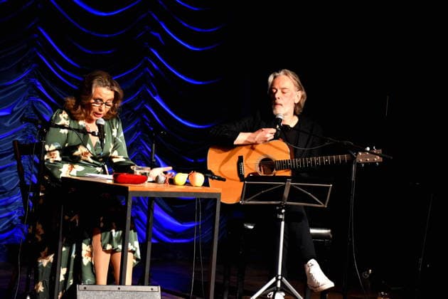 Marie Theres Relin Schauspielerin Autorin Saengerin Michael Halberstadt Musiker Muenchen 23.01.2026 Lach- und Schiessgesellschaft, Fat Cat, ehemaliges Gasteig, Marie Theres Relin stellt ihr Buch Yes, We Schell ueber ihre Mutter Maria Schell vor, Anlass zum 100. Geburtstag von Maria Schell Schauspielerin Foto Muenchen