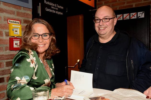 Marie Theres Relin Schauspielerin Autorin Saengerin Guenther Brenner Schauspieler Muenchen 23.01.2026 Lach- und Schiessgesellschaft, Fat Cat, ehemaliges Gasteig, Marie Theres Relin stellt ihr Buch Yes, We Schell ueber ihre Mutter Maria Schell vor, Anlass zum 100. Geburtstag von Maria Schell Schauspielerin Foto Muenchen