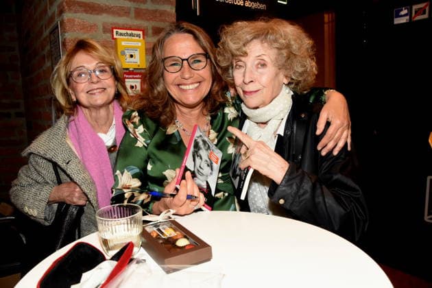 Gisela Schneeberger, Schauspielerin Marie Theres Relin Schauspielerin Autorin Ilse Neubauer Schauspielerin Muenchen 23.01.2026 Lach- und Schiessgesellschaft, Fat Cat, ehemaliges Gasteig, Marie Theres Relin stellt ihr Buch Yes, We Schell ueber ihre Mutter Maria Schell vor, Anlass zum 100. Geburtstag von Maria Schell Schauspielerin Foto Muenchen