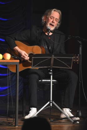 Michael Halberstadt Musiker Muenchen 23.01.2026 Lach- und Schiessgesellschaft, Fat Cat, ehemaliges Gasteig, Marie Theres Relin stellt ihr Buch Yes, We Schell ueber ihre Mutter Maria Schell vor, Anlass zum 100. Geburtstag von Maria Schell Schauspielerin Foto Muenchen