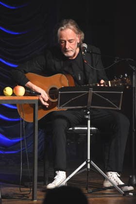 Michael Halberstadt Musiker Muenchen 23.01.2026 Lach- und Schiessgesellschaft, Fat Cat, ehemaliges Gasteig, Marie Theres Relin stellt ihr Buch Yes, We Schell ueber ihre Mutter Maria Schell vor, Anlass zum 100. Geburtstag von Maria Schell Schauspielerin Foto Muenchen