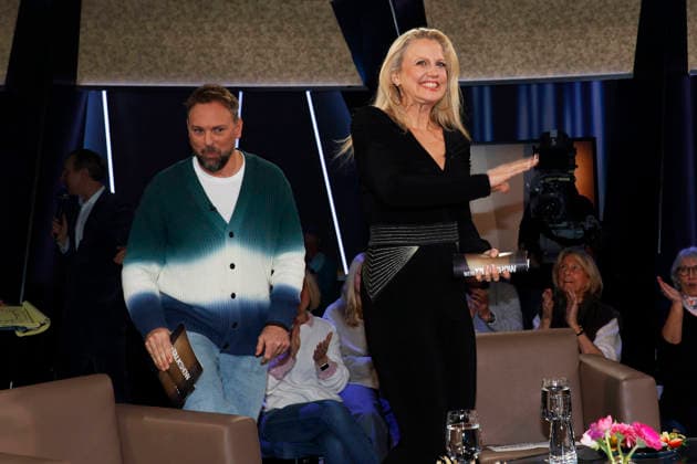 Hamburg, Deutschland 23. Jan 2026: NDR Talk Show - 23.01.2026 Im Bild: Barbara Schöneberger und Steven Gätjen Barbara Schoeneberger und Steven Gaetjen NDR Studio Hamburg Copyright: xFotostandx xMeyerx