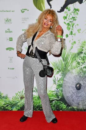 Bea Fiedler bei der TV-Starts der neuen Staffel von Ich bin ein Star Holt mich hier raus! lädt Entertainer und Moderator Julian F.M. Stoeckel am Freitag, dem 23. Januar 2026 zur legendären Dschungelparty in Berlin am 23.01.2026