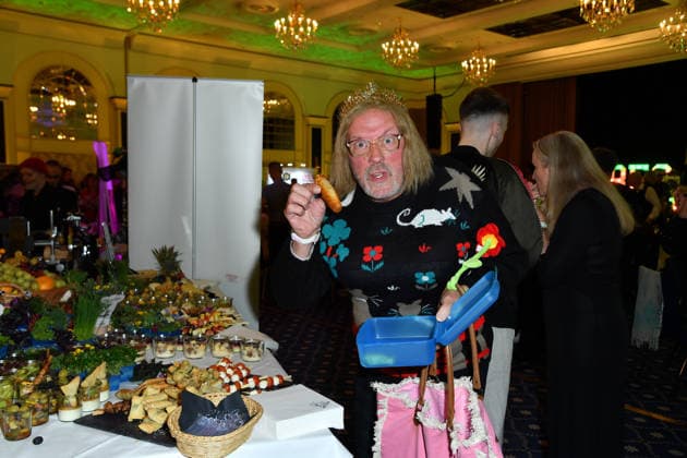 Hans-Werner Olm bei der TV-Starts der neuen Staffel von Ich bin ein Star Holt mich hier raus! lädt Entertainer und Moderator Julian F.M. Stoeckel am Freitag, dem 23. Januar 2026 zur legendären Dschungelparty in Berlin am 23.01.2026