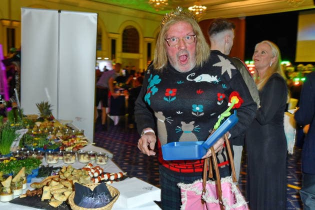 Hans-Werner Olm bei der TV-Starts der neuen Staffel von Ich bin ein Star Holt mich hier raus! lädt Entertainer und Moderator Julian F.M. Stoeckel am Freitag, dem 23. Januar 2026 zur legendären Dschungelparty in Berlin am 23.01.2026