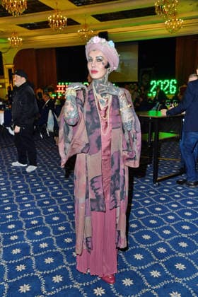 Sarah Settgast bei der TV-Starts der neuen Staffel von Ich bin ein Star Holt mich hier raus! lädt Entertainer und Moderator Julian F.M. Stoeckel am Freitag, dem 23. Januar 2026 zur legendären Dschungelparty in Berlin am 23.01.2026