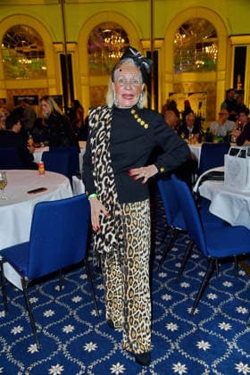 Karin Graefin Sassoli de Bianchi de Medici bei der TV-Starts der neuen Staffel von Ich bin ein Star Holt mich hier raus! lädt Entertainer und Moderator Julian F.M. Stoeckel am Freitag, dem 23. Januar 2026 zur legendären Dschungelparty in Berlin am 23.01.2026