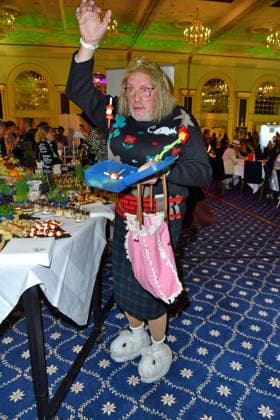 Hans-Werner Olm bei der TV-Starts der neuen Staffel von Ich bin ein Star Holt mich hier raus! lädt Entertainer und Moderator Julian F.M. Stoeckel am Freitag, dem 23. Januar 2026 zur legendären Dschungelparty in Berlin am 23.01.2026