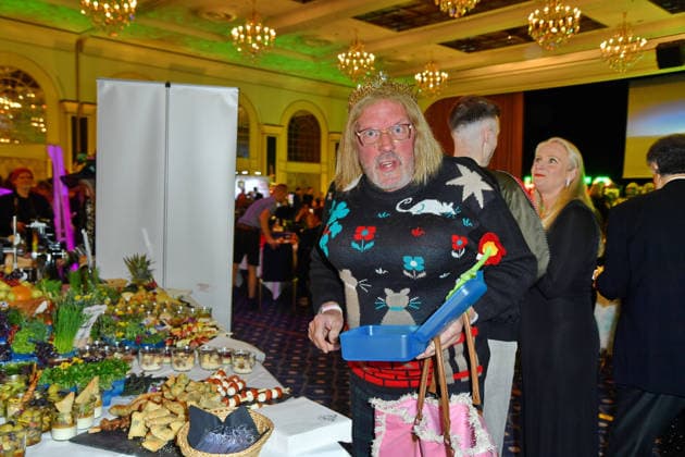 Hans-Werner Olm bei der TV-Starts der neuen Staffel von Ich bin ein Star Holt mich hier raus! lädt Entertainer und Moderator Julian F.M. Stoeckel am Freitag, dem 23. Januar 2026 zur legendären Dschungelparty in Berlin am 23.01.2026