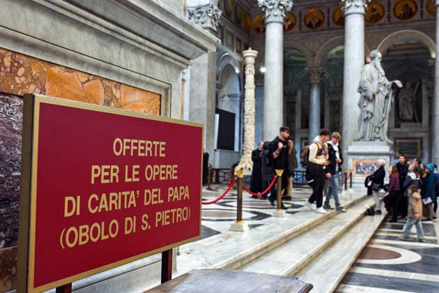 ITALY - THE MOSAIC PORTRAIT OF POPE LEO XIV HAS BEEN ADDED TO THOSE OF PAST POPES OF THE CATHOLIC CHURCH INSIDE THE BASILICA OF ST PAUL OUTSIDE THE WALLS IN ROME - 2026 1 24 Italy, Rome, Vatican, 2026 1 24.Tourists visit St. Paul s Basilica outside the Walls while the mosaic portrait of Pope Leo XIV has been added to those of previous popes of the Catholic Church in Rome EDITORIAL USE ONLY - NO BOOKS Copyright: xALESSIAxGIULIANIx