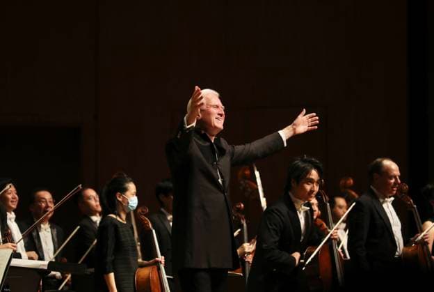 January 24, 2026, Hong Kong, China: German Conductor and Music Director of HONG KONG SINFONIETTA, Christoph Poppen respond to the cheering audience at the City Hall Concert Hall after the performance of Sergei Rachnaminov Symphony No.2 in E minor,Op27.Jan-24,2026Hong Kong.ZUMA Hong Kong China - ZUMAl137 20260124_fap_l137_006 Copyright: xLiauxChung-renx