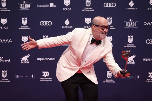 Photocall of award winners at the Feroz Awards 2026 Actor Javier Cámara poses with the Award for Best Actor in a Leading Role in a Series for Jakarta on the red carpet of the award winners at the Feroz Awards 2026, at the Pazo da Cultura, on January 24, 2026, in Pontevedra, Galicia Spain The Feroz Awards are presented annually by the Asociación de Informadores Cinematográficos de Espana since 2014, with the aim of highlighting the best of the years audiovisual production, both in film and television 24 JANUARY 2026 Pontevedra Galicia Pontevedra Galicia Galicia Espana  Copyright: xEduardoxParrax 7242377