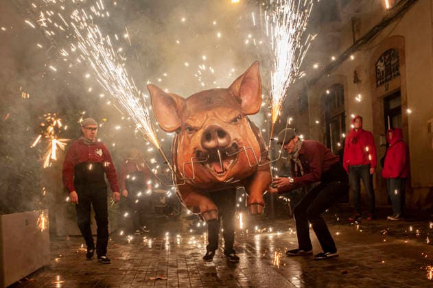January 24, 2026, Barcelona, Spain: A hellish pig figure, the central character of the celebration, unleashes pyrotechnics through the streets during a correfoc known as La Porkada, held as part of the El Clot neighborhood s winter festival in Barcelona. Correfocs are a traditional Catalan celebration in which participants, often dressed as devils or symbolic figures, run through the streets setting off firecrackers and flares. Barcelona Spain - ZUMAb137 20260124_fap_b137_005 Copyright: xJordixBoixareux