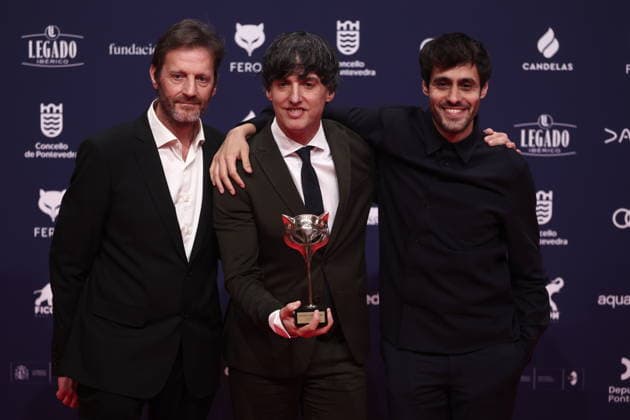 Photocall of award winners at the Feroz Awards 2026 Screenwriters Diego San José, Daniel Castro and Fernando Delgado Hierro pose with the Feroz DAMA Award for best screenplay in a series for Jakarta on the red carpet of the award winners at the Feroz Awards 2026, at the Pazo da Cultura, on January 24, 2026, in Pontevedra, Galicia Spain The Feroz Awards have been presented annually by the Asociación de Informadores Cinematográficos de Espana since 2014, with the aim of highlighting the best of the years audiovisual production, both in film and television 24 JANUARY 2026 Pontevedra Galicia Pontevedra Galicia Galicia Espana  Copyright: xEduardoxParrax 7242462