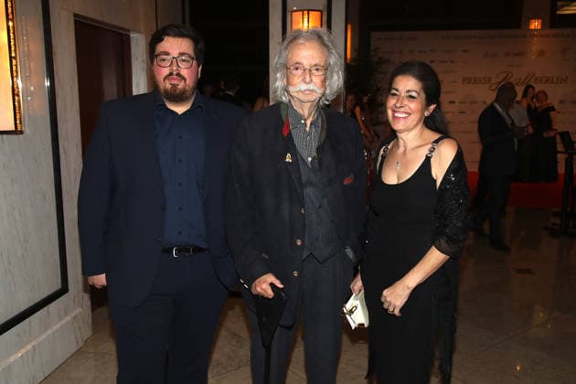 Verleihung des Ehrenpreis des Berliner Presseballs für Presse- und Meinungsfreiheit Berlin, 24..01.2026 Jean Pütz mit Sohn Jean Adrian Pütz und Ehefrau Pina Coluccia bei der Verleihung des Ehrenpreises des Berliner Presseballs für Presse- und Meinungsfreiheit im Hotel JW Marriott in Berlin Berlin Copyright: xMatthiasxGränzdörferx