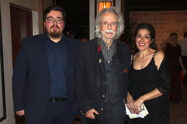 Verleihung des Ehrenpreis des Berliner Presseballs für Presse- und Meinungsfreiheit Berlin, 24..01.2026 ean Pütz mit Sohn Jean Adrian Pütz und Ehefrau Pina Coluccia bei der Verleihung des Ehrenpreises des Berliner Presseballs für Presse- und Meinungsfreiheit im Hotel JW Marriott in Berlin Berlin Copyright: xMatthiasxGränzdörferx